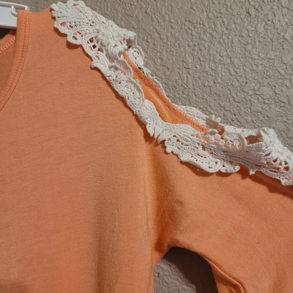 Shirt. Longer in the back! - Picture 2 of 2